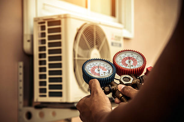 Professional Hvac technician working in Pottsboro, TX
